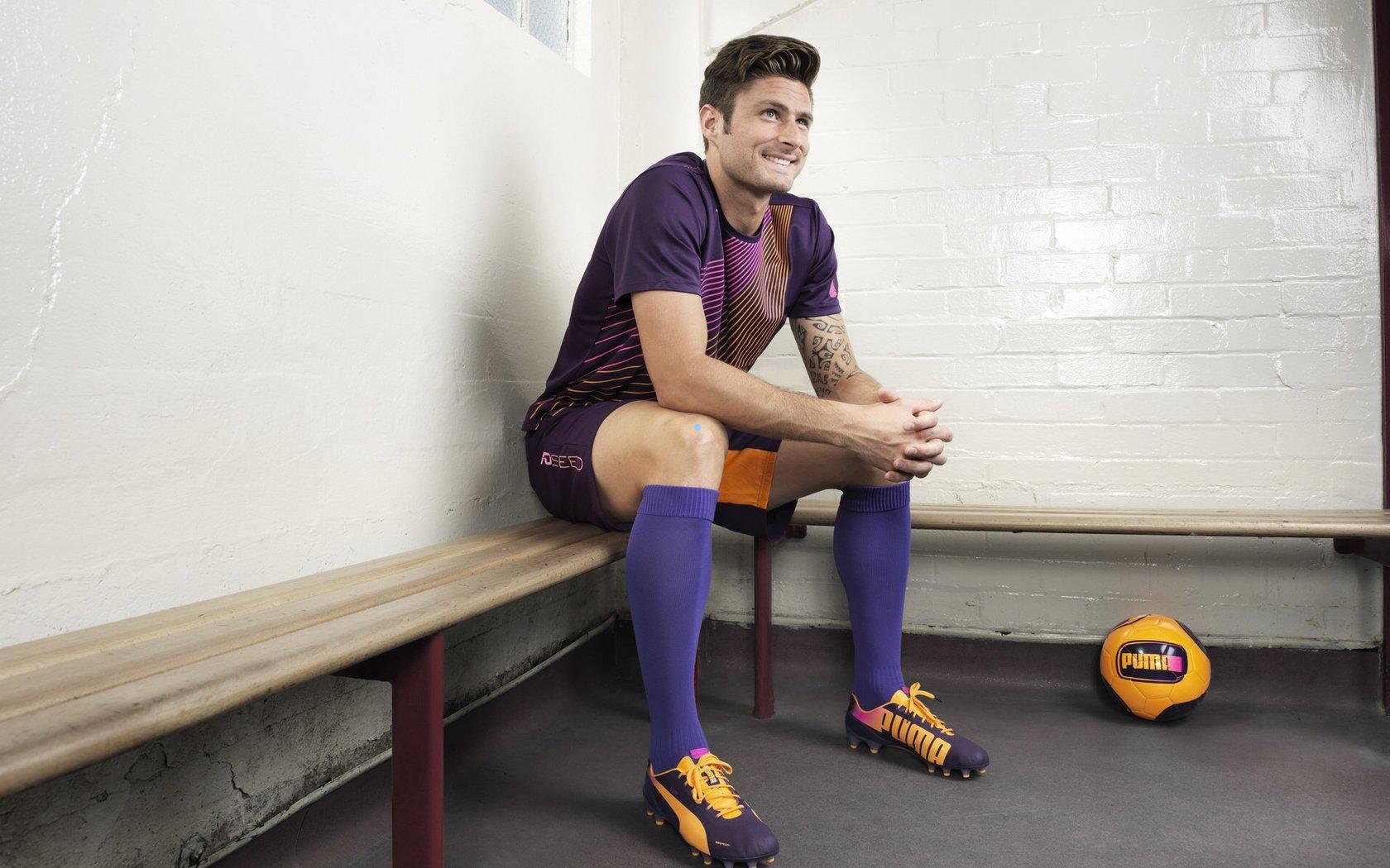 弗拉格左脚踝再度遭遇90度扭伤,同一位置伤情反复引全球体育界深切关注