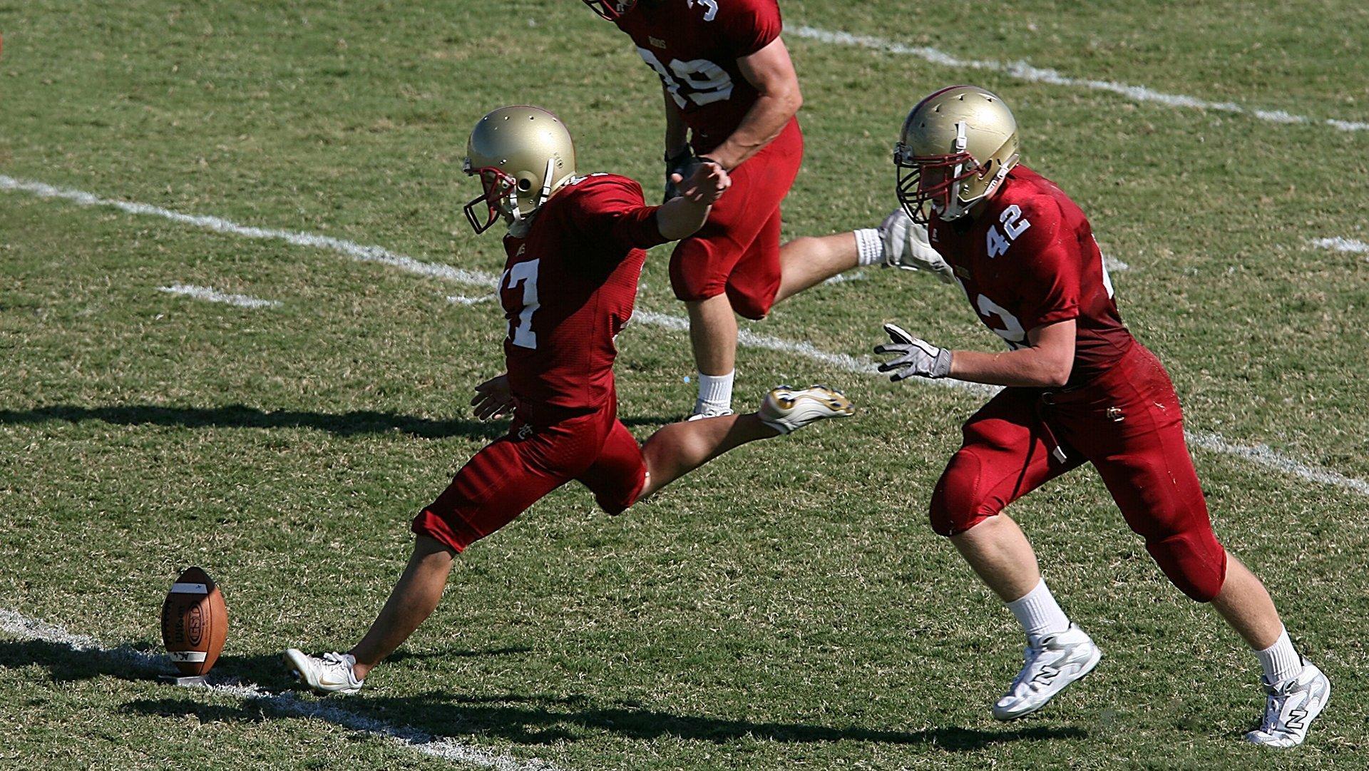 弗莱肯训练中意外受伤，勒沃库森紧急评估临时门将签约方案—图片报透露球队应对策略