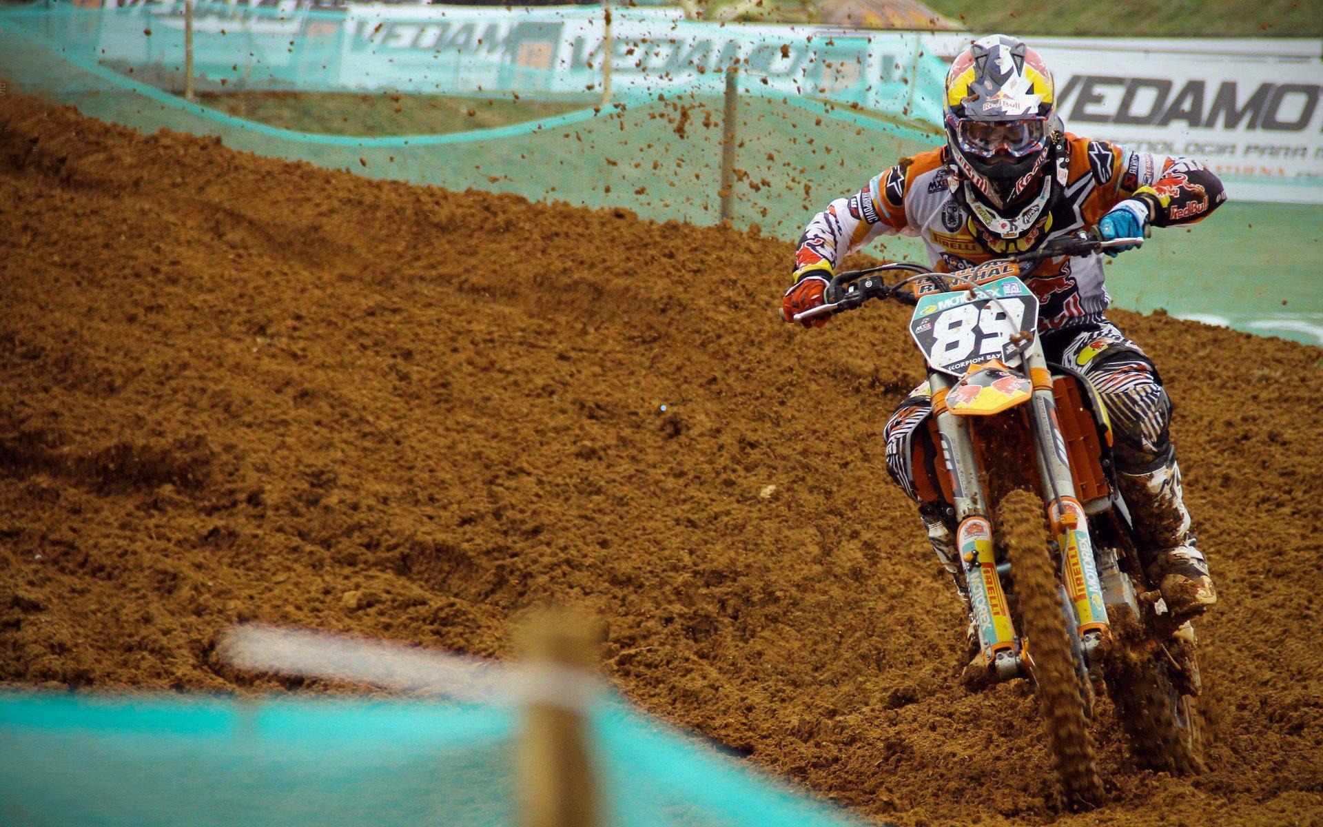 弗莱肯训练中意外受伤，勒沃库森紧急评估临时门将签约方案—图片报透露球队应对策略